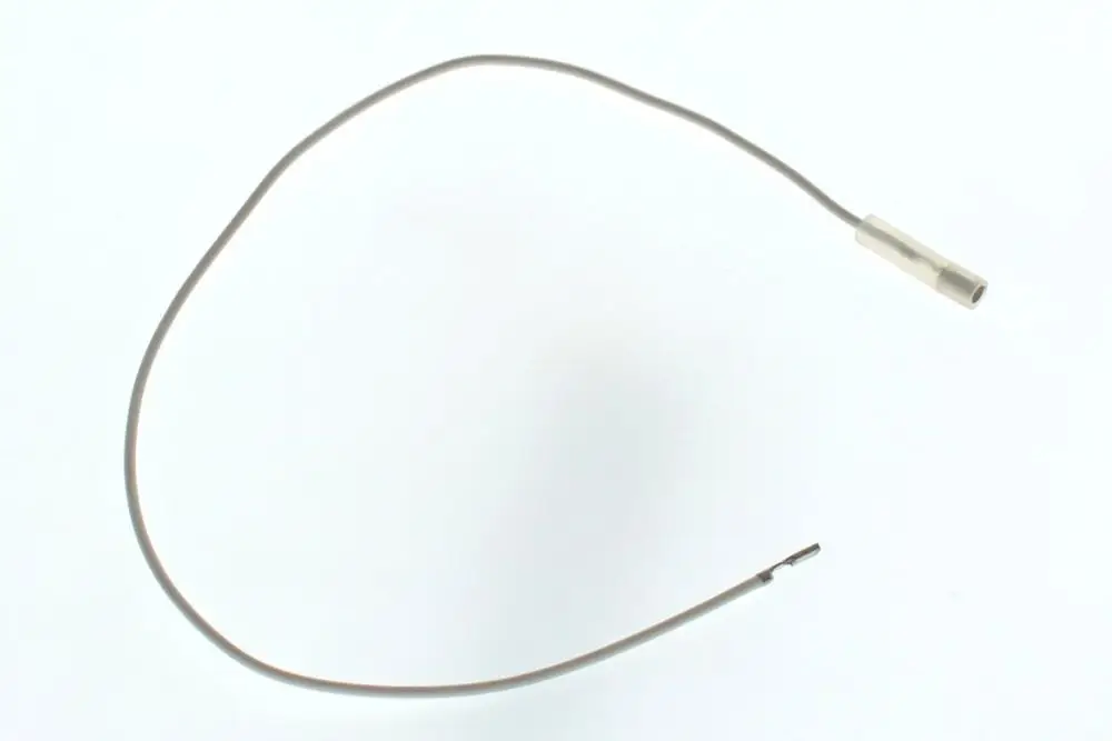 Ein einzelnes Zündkabel von Bosch mit einem isolierten Ende und einem Kontaktstück. Das Kabel hat eine gebogene Form und ist in neutralen Farben gehalten.
